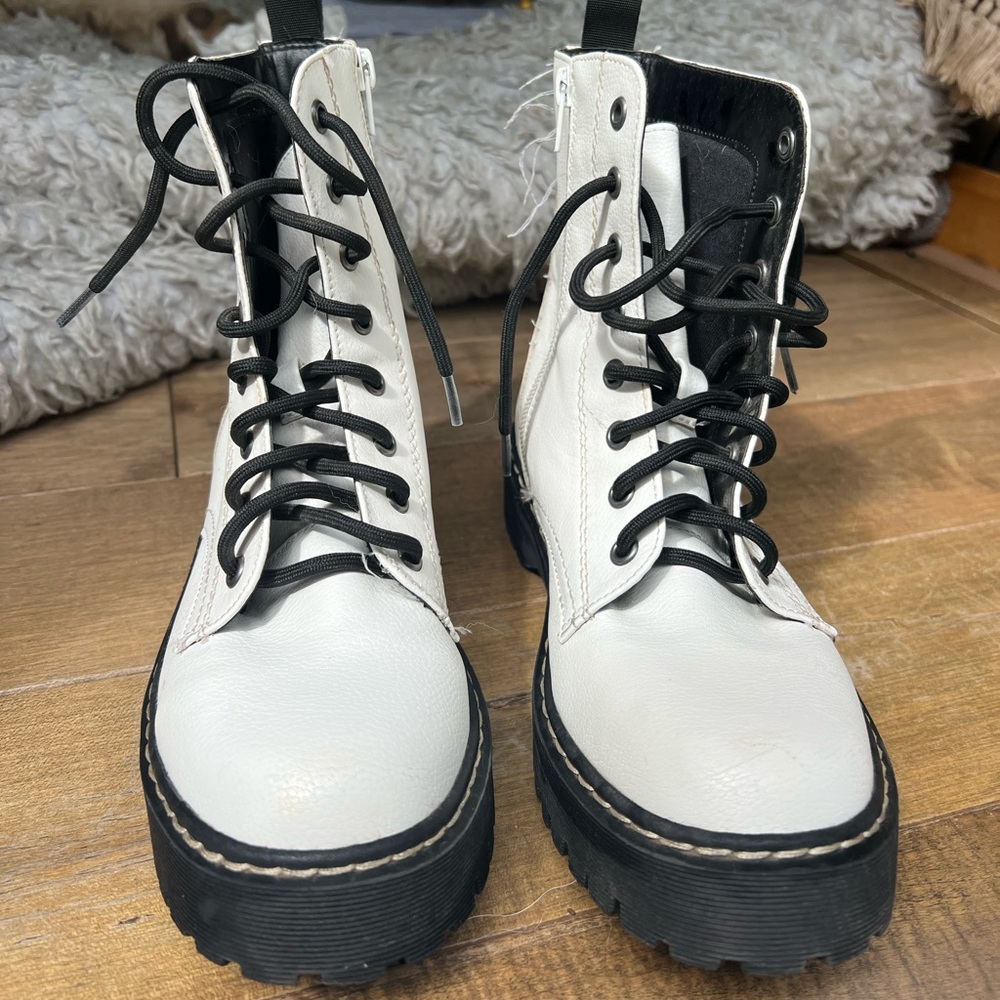 Sincerely Jules Boots Size 8M Doc Martin inspired, Chunky Harley White Boots.